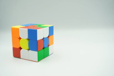 Rastgele 3x3 Rubik 'in Rubik' i beyaz arka planda