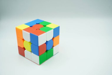 Rastgele 3x3 Rubik 'in Rubik' i beyaz arka planda