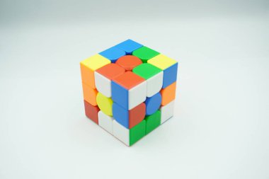 Rastgele 3x3 Rubik 'in Rubik' i beyaz arka planda