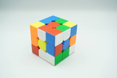 Rastgele 3x3 Rubik 'in Rubik' i beyaz arka planda
