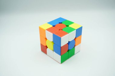 Rastgele 3x3 Rubik 'in Rubik' i beyaz arka planda