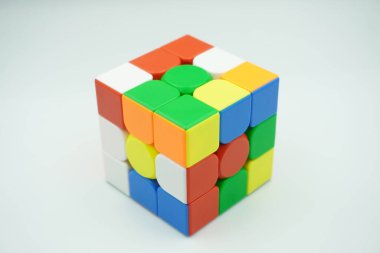 Rastgele 3x3 Rubik 'in Rubik' i beyaz arka planda