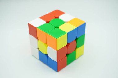 Rastgele 3x3 Rubik 'in Rubik' i beyaz arka planda