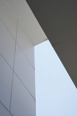 Karanlık ışığı olan bir binanın çizgilerinin ve uçaklarının soyut arkaplanı