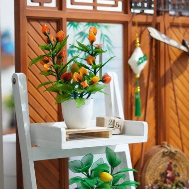 Minimalist beyaz tencereli çoraplardan çıkan turuncu lale tomurcukları şeklinde oda dekorasyonu.