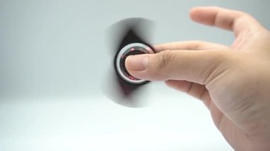 Beyaz arka planda hareketli dönen bir oyuncak.