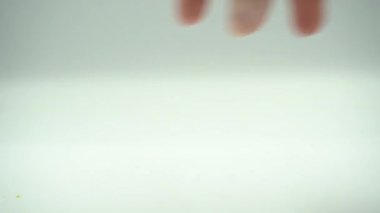 Beyaz arkaplanda yuvarlanan sarı oreo pokemonu