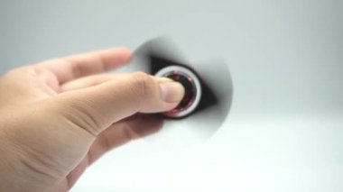 Beyaz arka planda hareketli dönen bir oyuncak.