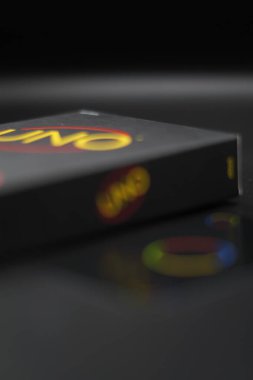 Siyah arkaplan üzerine bulanık konulmuş Uno kart oyun kutusuna yazılmamış