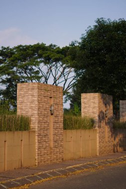 Bağlantı köprüsünün tasarımı minimalisttir ve öğleden sonraları kremayla kaplıdır.