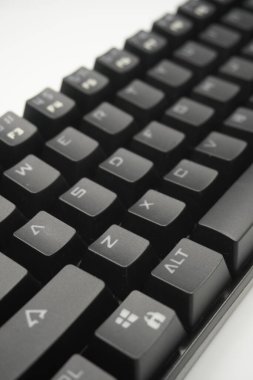 Tepeden% 61 oranında siyah ve beyaz arkaplanı olan mekanik bir klavye..