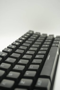 Tepeden% 61 oranında siyah ve beyaz arkaplanı olan mekanik bir klavye..
