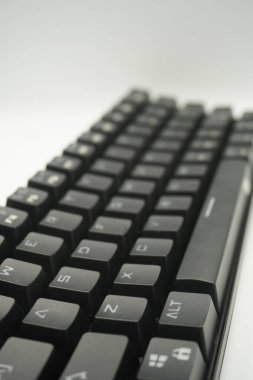 Tepeden% 61 oranında siyah ve beyaz arkaplanı olan mekanik bir klavye..