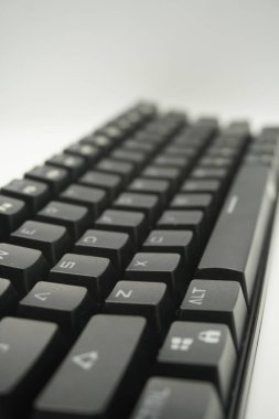 Tepeden% 61 oranında siyah ve beyaz arkaplanı olan mekanik bir klavye..