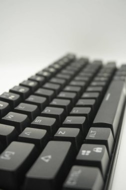 Tepeden% 61 oranında siyah ve beyaz arkaplanı olan mekanik bir klavye..