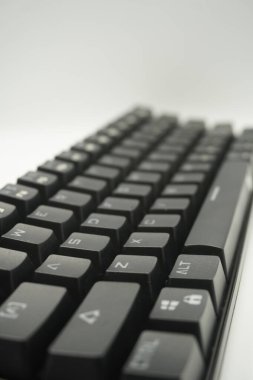 Tepeden% 61 oranında siyah ve beyaz arkaplanı olan mekanik bir klavye..