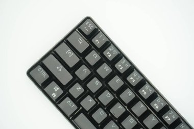 Tepeden% 61 oranında siyah ve beyaz arkaplanı olan mekanik bir klavye..