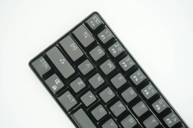 Tepeden% 61 oranında siyah ve beyaz arkaplanı olan mekanik bir klavye..