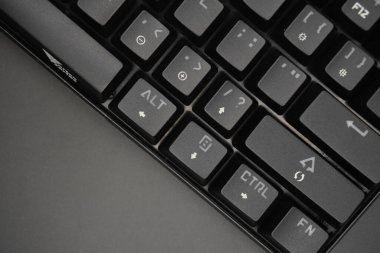 Siyah arkaplanı olan siyah mekanik bir klavyede ok tuşları