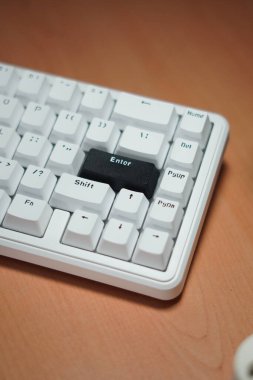 Tek renkli temalı mekanik bir klavyede siyah giriş anahtarı