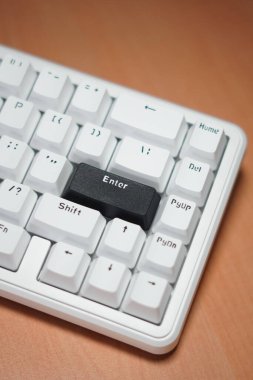 Tek renkli temalı mekanik bir klavyede siyah giriş anahtarı