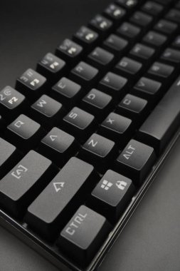 Siyah arkaplanı olan siyah mekanik bir klavye