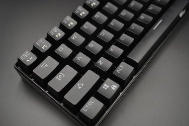 Siyah arkaplanı olan siyah mekanik bir klavye