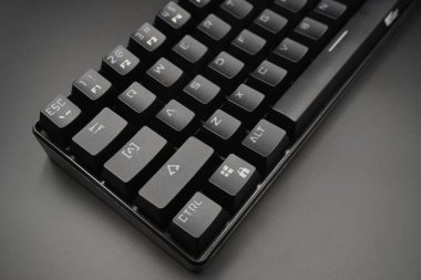 Siyah arkaplanı olan siyah mekanik bir klavye