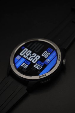 Siyah arkaplan ile aydınlatılmış spor tasarımı ile siyah akıllı twatch