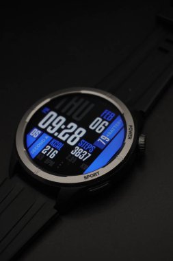 Siyah arkaplan ile aydınlatılmış spor tasarımı ile siyah akıllı twatch