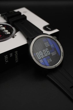 Siyah arkaplan ile aydınlatılmış spor tasarımı ile siyah akıllı twatch