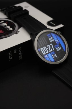 Siyah arkaplan ile aydınlatılmış spor tasarımı ile siyah akıllı twatch