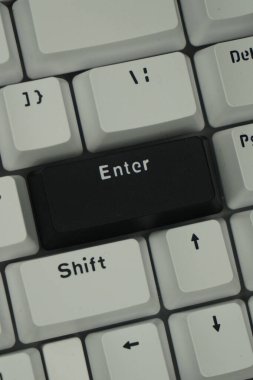 Tek renkli temalı mekanik bir klavyede siyah giriş anahtarı