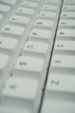 Temiz görünen tek renk temalı beyaz mekanik bir klavyenin tuş kapakları