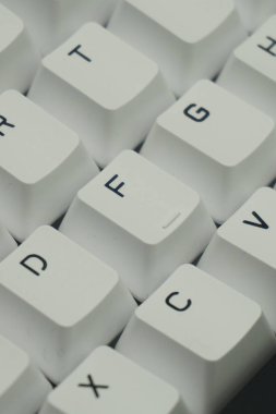 Temiz görünen tek renk temalı beyaz mekanik bir klavyenin tuş kapakları