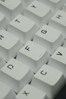 Temiz görünen tek renk temalı beyaz mekanik bir klavyenin tuş kapakları