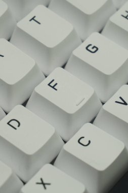 Temiz görünen tek renk temalı beyaz mekanik bir klavyenin tuş kapakları
