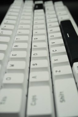 Temiz görünen tek renk temalı beyaz mekanik bir klavyenin tuş kapakları