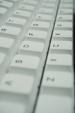 Temiz görünen tek renk temalı beyaz mekanik bir klavyenin tuş kapakları
