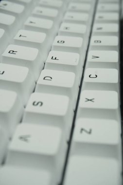 Temiz görünen tek renk temalı beyaz mekanik bir klavyenin tuş kapakları