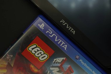 PS Vita biriminin yanındaki siyah arkaplanlı Vita oyun kutusunu oynat