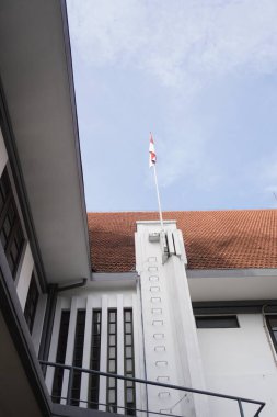 Endonezya 'da sabah Avrupa tarzı bir bina ve Endonezya bayrağı.