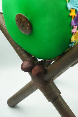 Oda dekorasyonu için Ramazan temalı minyatür kazılmış davullar (müslüman namazı belirtmek için kullanılan davullar)