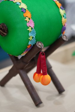 Ramazan aylarında oda süsü olarak kazılan kazıların yanında asılı olan Ramazan temalı yeşil bir minyatür.