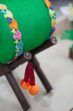 Ramazan aylarında oda süsü olarak kazılan kazıların yanında asılı olan Ramazan temalı yeşil bir minyatür.