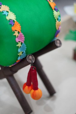 Ramazan aylarında oda süsü olarak kazılan kazıların yanında asılı olan Ramazan temalı yeşil bir minyatür.