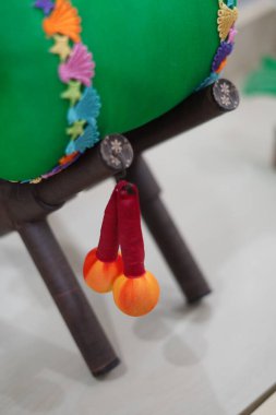 Ramazan aylarında oda süsü olarak kazılan kazıların yanında asılı olan Ramazan temalı yeşil bir minyatür.