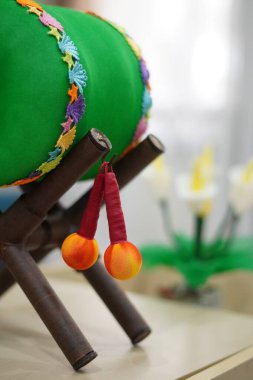 Ramazan aylarında oda süsü olarak kazılan kazıların yanında asılı olan Ramazan temalı yeşil bir minyatür.