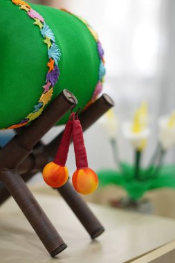 Ramazan aylarında oda süsü olarak kazılan kazıların yanında asılı olan Ramazan temalı yeşil bir minyatür.