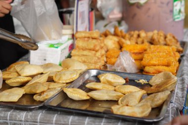 Endonezya 'da tipik olarak sireng ve risol gibi kızartılmış yiyecekler, yol kenarında oruç tutmak için yiyecek olarak satılır.